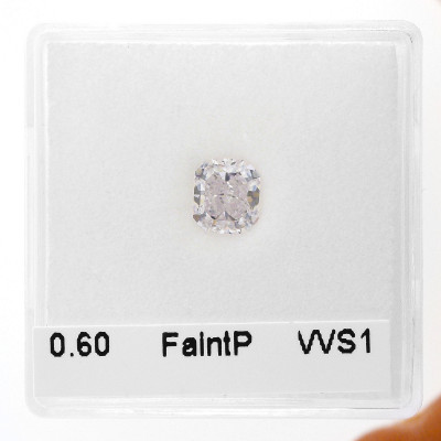 0.60 карат, фантазийный розовый бриллиант, форма радиант, VVS1 чистота, GIA