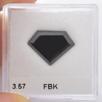3.57 карат, фантазийный черный бриллиант, форма щит, GIA