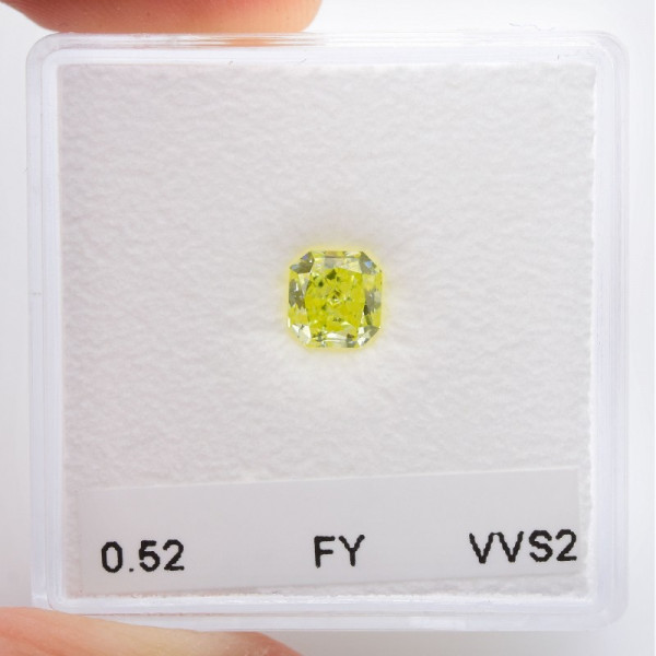 0.52 карат, фантазийный желтый бриллиант, форма радиант, VVS2 чистота, GIA