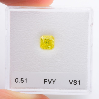 0.51 карат, фантазийный яркий желтый бриллиант, форма Радиант, VS1 чистота, GIA
