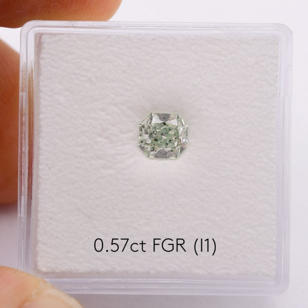 0.57 карат, фантазийный зеленый бриллиант, форма радиант, (I1) чистота