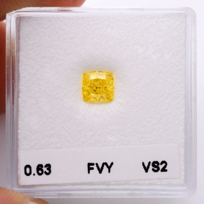 0.63 карат, фантазийный яркий желтый бриллиант, форма кушон, VS2 чистота, GIA