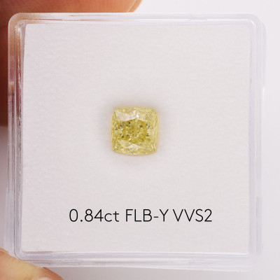 0.84 карат, фантазийный светлый коричневато-желтый бриллиант, форма кушон, VVS2 чистота, GIA