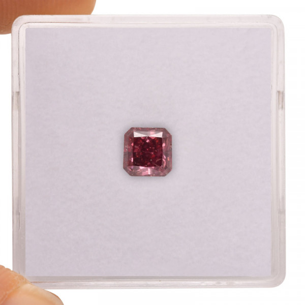 0.73 карат, фантазийный красный бриллиант, I1 чистота, GIA
