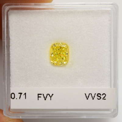0.71 карат, фантазийный яркий желтый бриллиант, форма кушон, VVS2 чистота, GIA