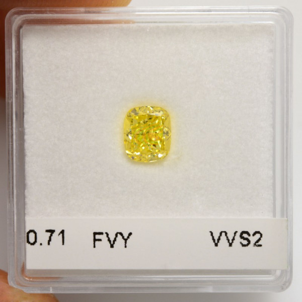 0.71 карат, фантазийный яркий желтый бриллиант, форма кушон, VVS2 чистота, GIA