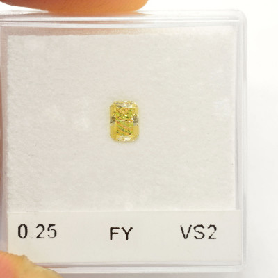 0.25 карата, фантазийный желтый бриллиант, форма Радиант, VS2 чистота, IGI