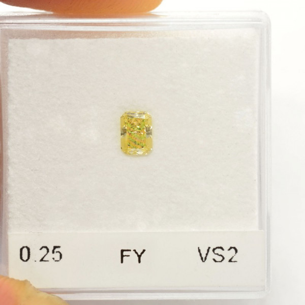 0.25 карата, фантазийный желтый бриллиант, форма Радиант, VS2 чистота, IGI